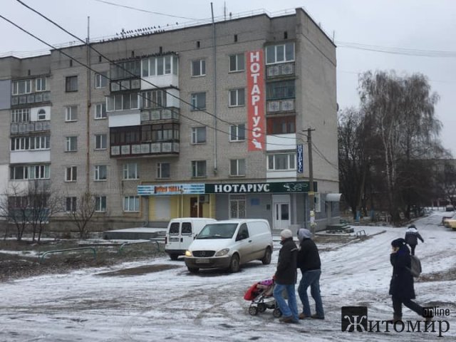 У Коростишеві щохвилини на містян може впасти бетонна електроопора. ФОТО
