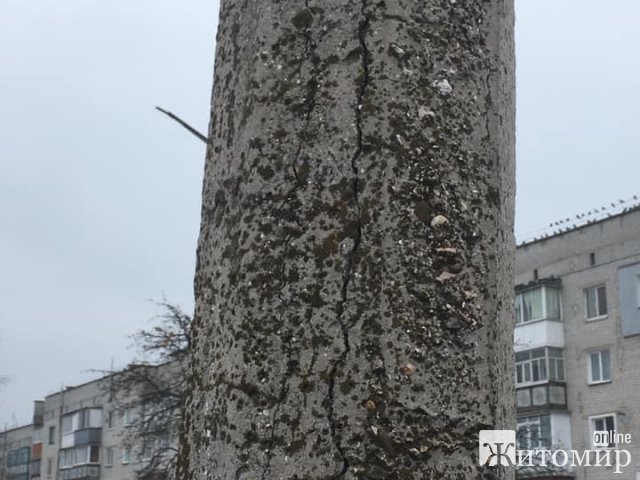 У Коростишеві щохвилини на містян може впасти бетонна електроопора. ФОТО