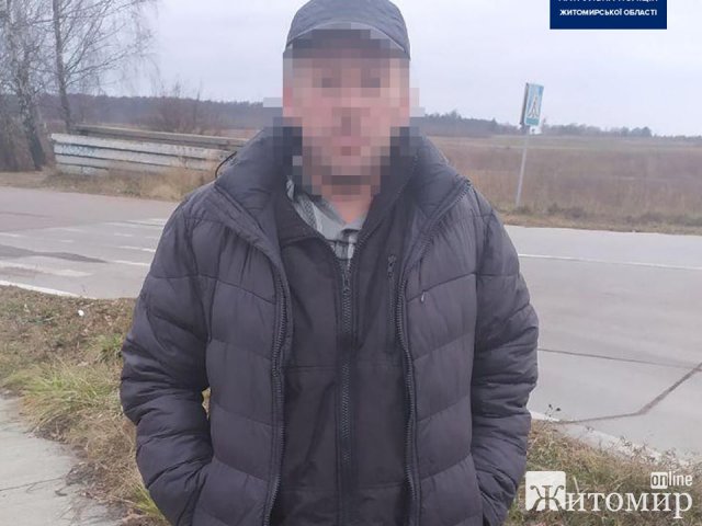 На трасі в Житомирській області поліцейські помітили чоловіка, який не розумів куди направляється