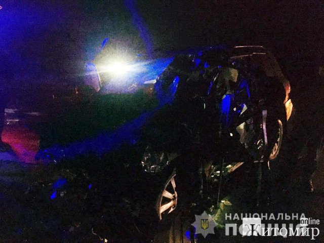 Неподалік Житомира Lexus врізався у вантажівку, постраждали троє людей