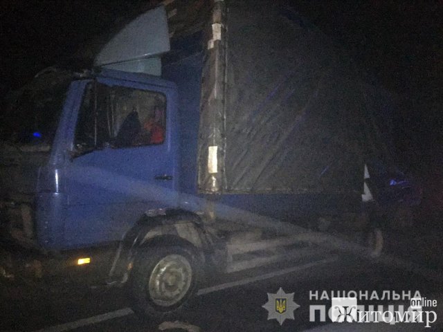Неподалік Житомира Lexus врізався у вантажівку, постраждали троє людей