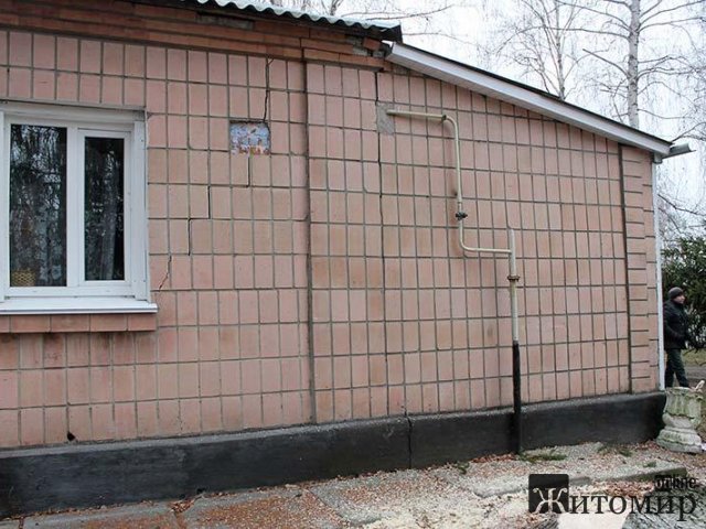У Романові встановили новорічну ялинку, яку зрізали біля приміщення управління соцпраці РДА