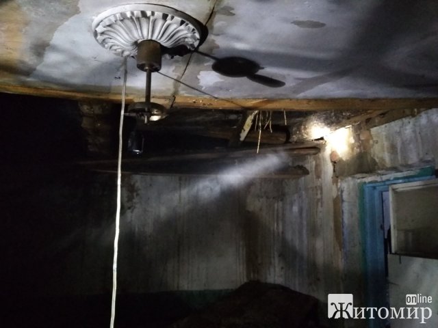 У селі Житомирської області 5 рятувальників гасили пожежу в будинку на двох господарів