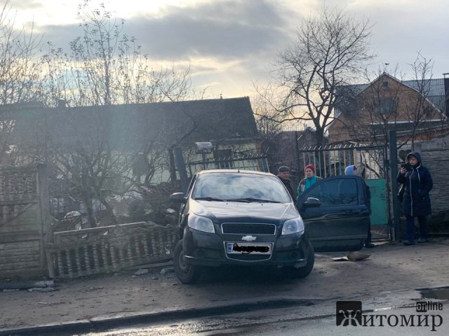 У Бердичеві водійка на Chevrolet виїхала на тротуар, збила жінку та врізалась у паркан. ФОТО