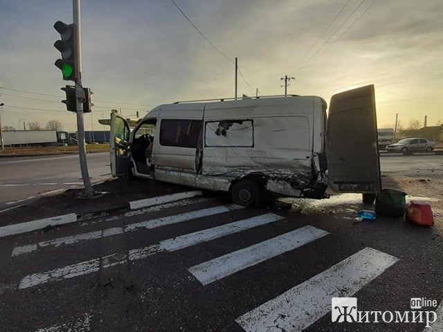 У Коростені мікроавтобус зіштовхнувся з вантажівкою. ФОТО