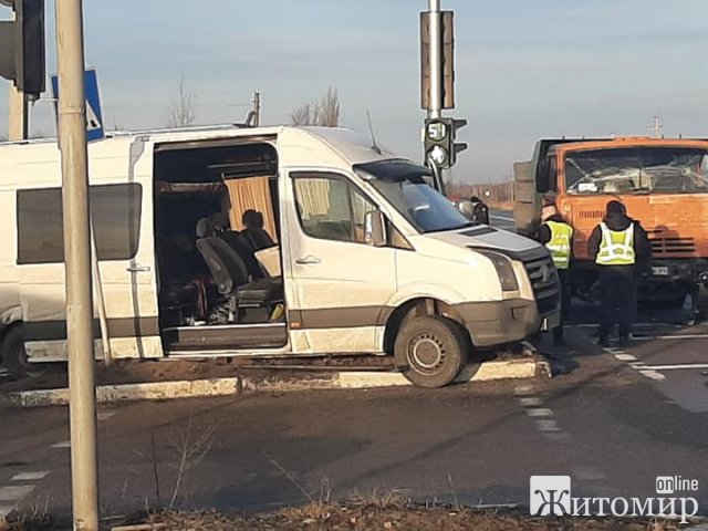У Коростені мікроавтобус зіштовхнувся з вантажівкою. ФОТО