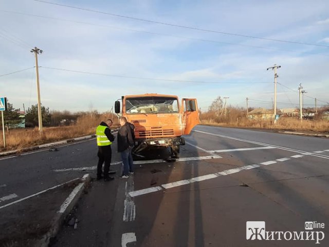 У Коростені мікроавтобус зіштовхнувся з вантажівкою. ФОТО