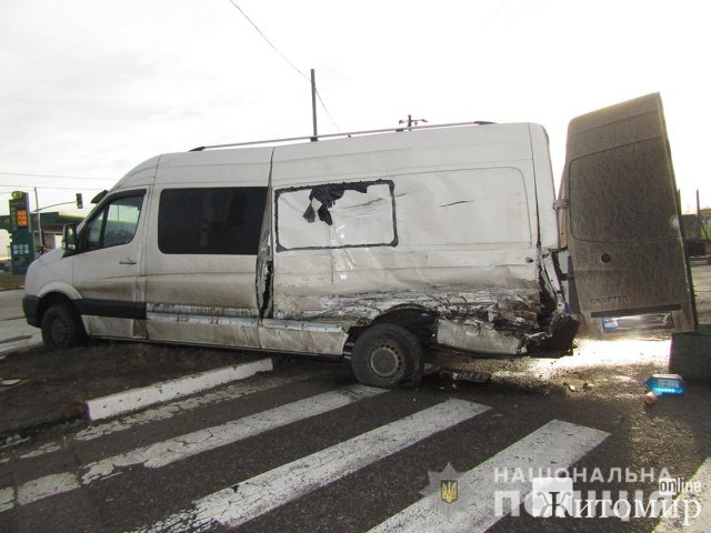 Подробиці ДТП за участі вантажівки та мікроавтобуса на Коростенщині: постраждали двоє іноземців