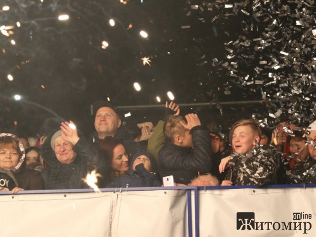 На майдані Корольова у Житомирі засяяла новорічна ялинка. ФОТО