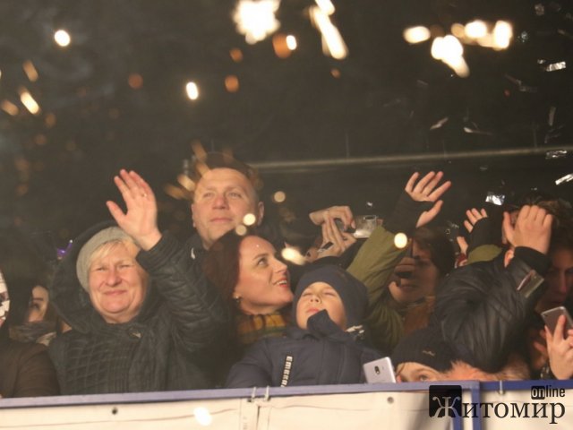 На майдані Корольова у Житомирі засяяла новорічна ялинка. ФОТО