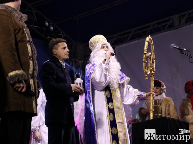 На майдані Корольова у Житомирі засяяла новорічна ялинка. ФОТО