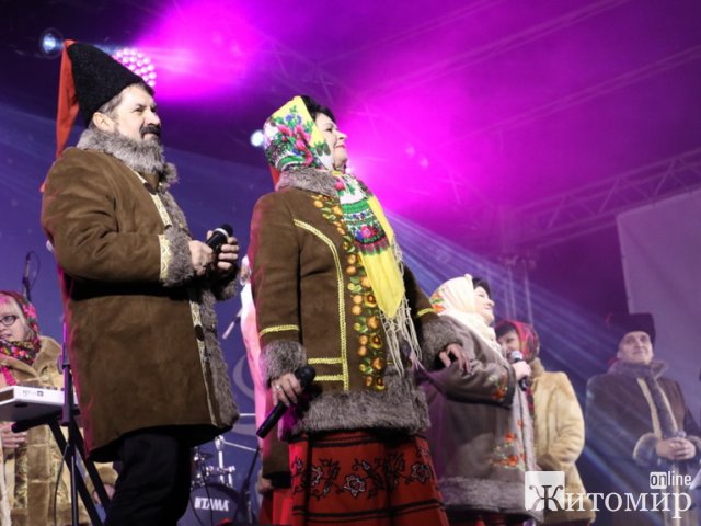 На майдані Корольова у Житомирі засяяла новорічна ялинка. ФОТО