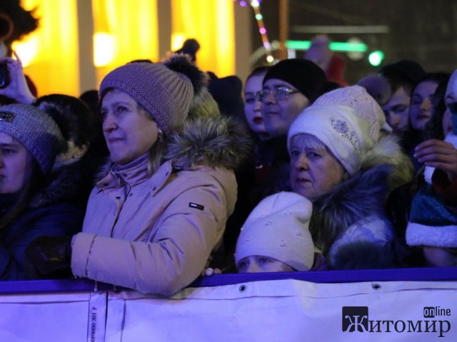 На майдані Корольова у Житомирі засяяла новорічна ялинка. ФОТО