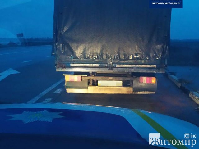 На автодорозі в Житомирській області патрульні зупинили вантажівку за порушення ПДР: на номерні знаки був зареєстрований мотоцикл