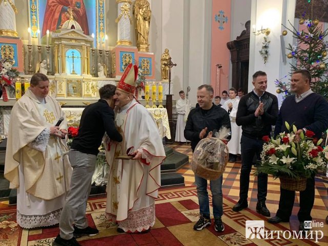 Міський голова вручив єпископу Яну Пурвінському звання «Почесний громадянин міста Житомира»