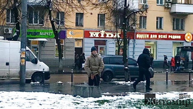 Житомиряни сфотографували, як біля кінотеатру "Україна" випорожнився чоловік