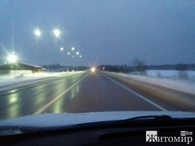 На дорогах Житомирської області працювало більше 70 одиниць техніки. ФОТО