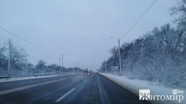На дорогах Житомирської області працювало більше 70 одиниць техніки. ФОТО