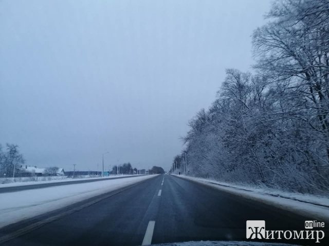 На дорогах Житомирської області працювало більше 70 одиниць техніки. ФОТО