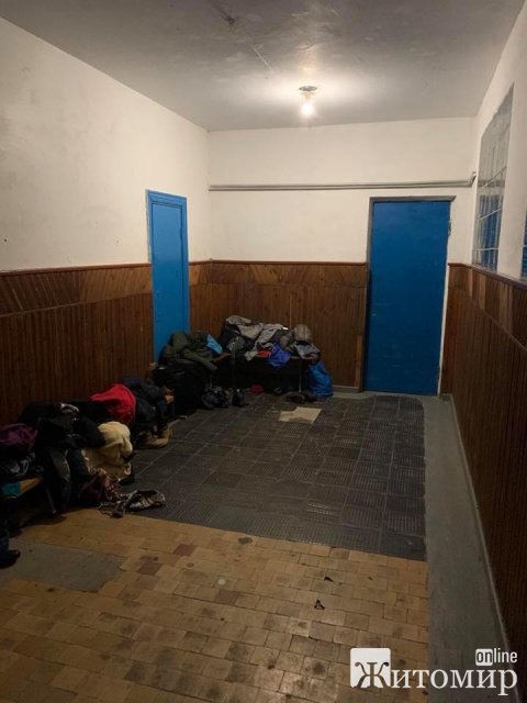 В одному з міст Житомирської області діти лишають одяг на підлозі в спортшколі, немає вішаків