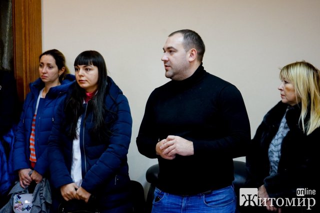 Житомиряни, які проти будівництва АЗС на проспекті Незалежності, прийшли до голови ОДА висловити невдоволення пасивністю поліції
