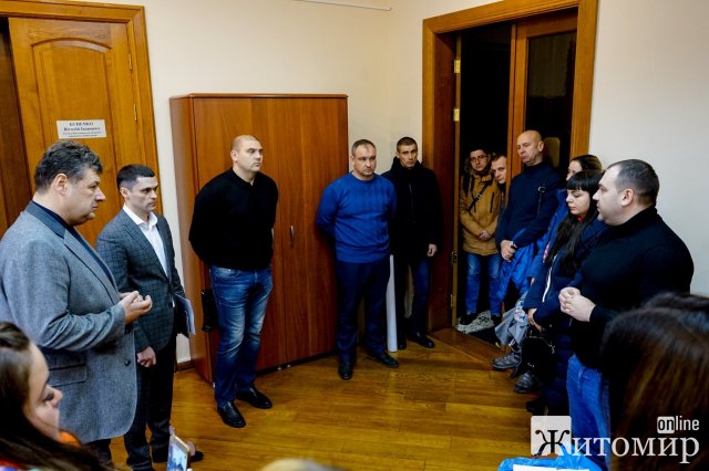 Житомиряни, які проти будівництва АЗС на проспекті Незалежності, прийшли до голови ОДА висловити невдоволення пасивністю поліції