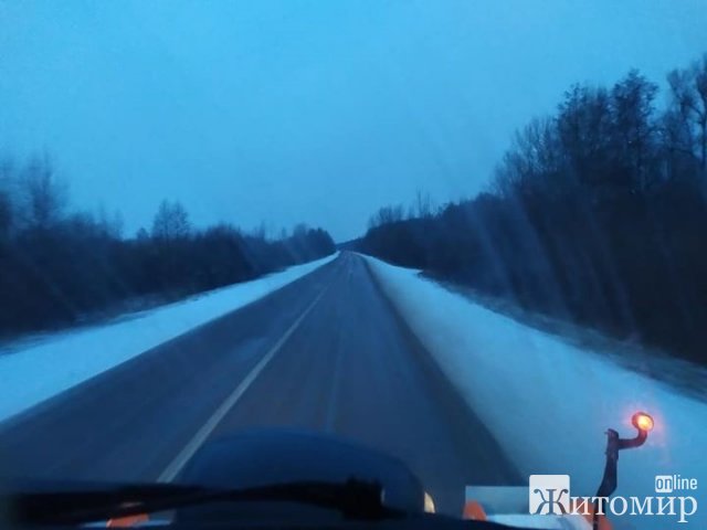 На Житомирщині засніжило, а на дороги виїхала техніка. ФОТО