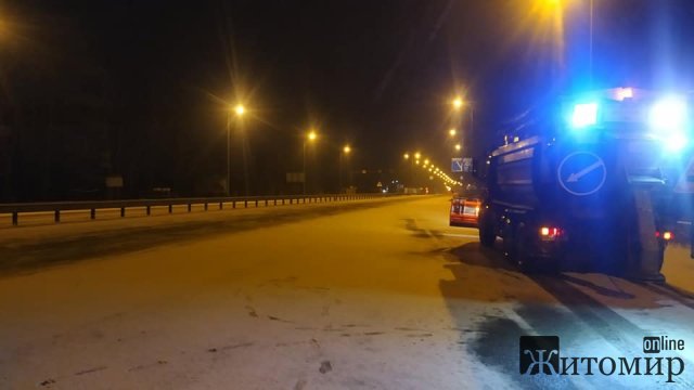 На Житомирщині засніжило, а на дороги виїхала техніка. ФОТО