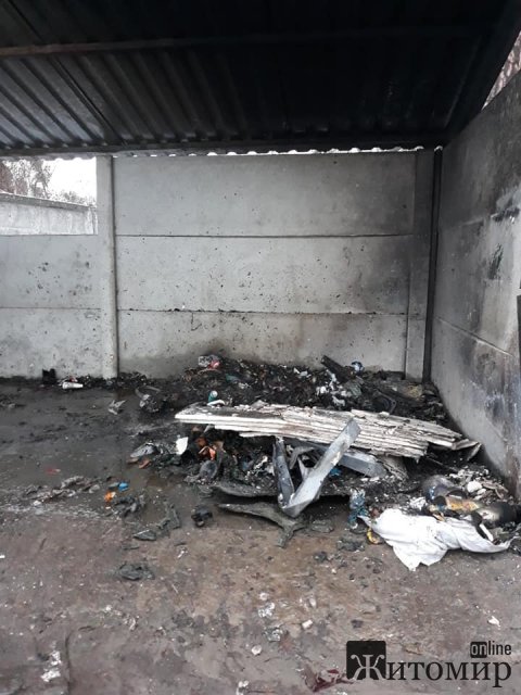 У селищі поблизу Житомира рятувальники гасили вогонь у підпаленому сміттєвому контейнері вартістю близько 6 тис. грн