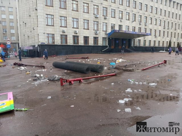 Аттракционы уехали, мусор остался. Площадь Королёва в Житомире Аттракционы уехали, мусор остался. Площадь Королёва в Житомире
