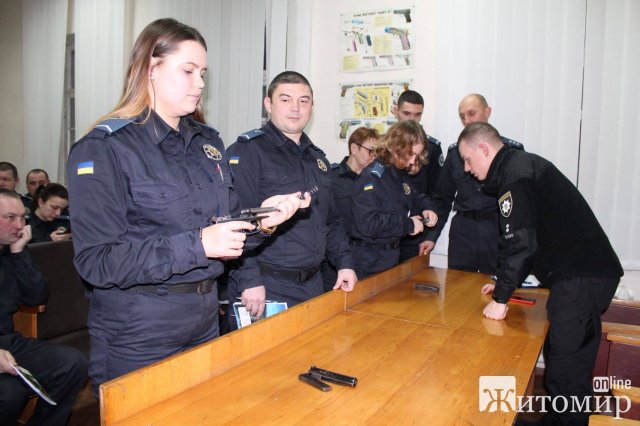У Житомирі співробітників Служби судової охорони навчали поводитися із зброєю