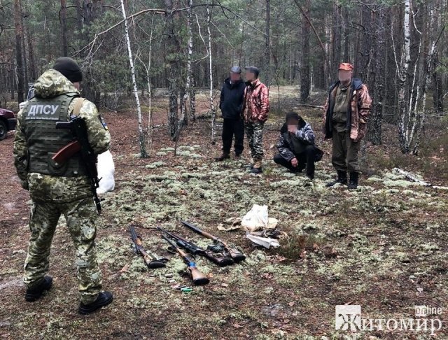 Житомирські прикордонники в зоні відчуження затримали "мисливців" без дозволів на зброю, які хотіли вполювати дичину Житомирські прикордонники в зоні відчуження затримали "мисливців" без дозволів на зброю, які хотіли вполювати дичину