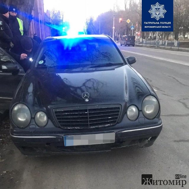 У Житомирі патрульні зупинили Mercedes, в салоні автомобіля знайшли довгий ніж. ФОТО