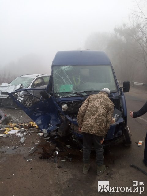 Неподалік Житомира зіштовхнулись два Volkswagen, потерпіли четверо осіб. ФОТО