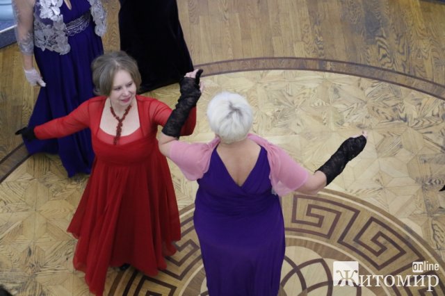 У Житомирі відбувся благодійний бал людей поважного віку. ФОТО