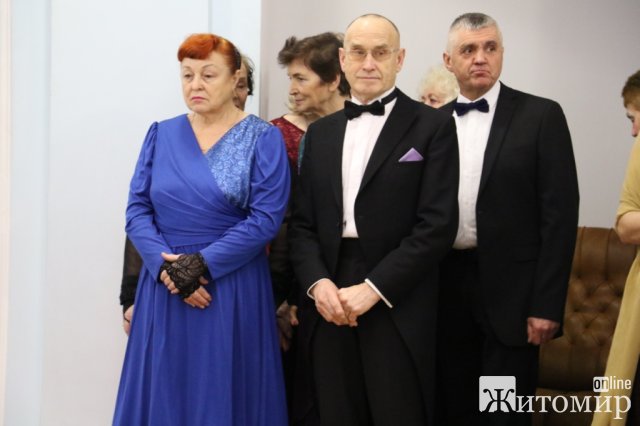 У Житомирі відбувся благодійний бал людей поважного віку. ФОТО