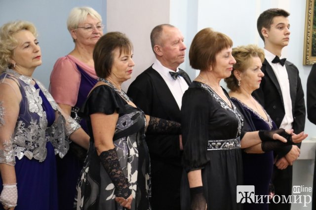 У Житомирі відбувся благодійний бал людей поважного віку. ФОТО