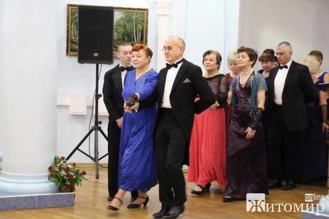 У Житомирі відбувся благодійний бал людей поважного віку. ФОТО