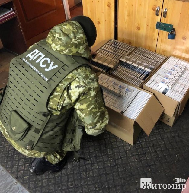 Житомирські прикордонники зупинили вантажівку: в багажному відділенні виявили 2 тис. пачок цигарок. ФОТО