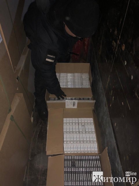 Житомирські прикордонники зупинили вантажівку: в багажному відділенні виявили 2 тис. пачок цигарок. ФОТО