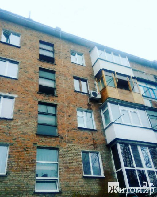 У центрі Коростеня в багатоповерхівці горіла квартира, людей евакуювали. ФОТО