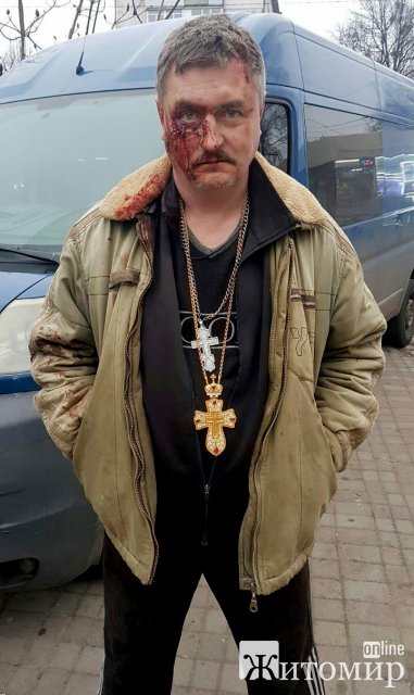 У Житомирі колишній священник, оголеним, пристає до вагітних жінок. ФОТО