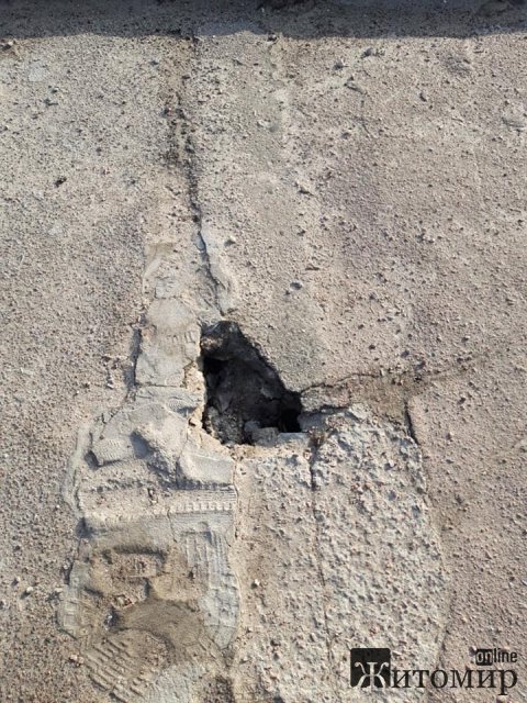 На одному з мостів у Житомирі ями залатані дошками. ФОТО