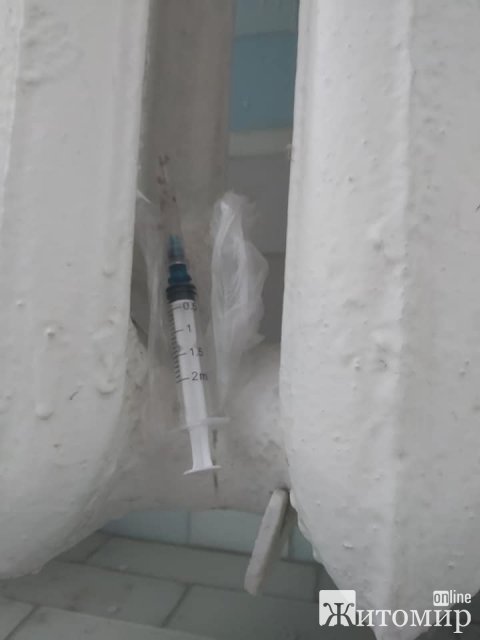 На сходинках в Бердичівській лікарні валяються шприці