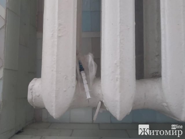 На сходинках в Бердичівській лікарні валяються шприці