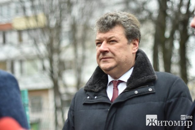 К приезду Гончарука в Житомире латали дороги и напоили чаем в доме семенного типа