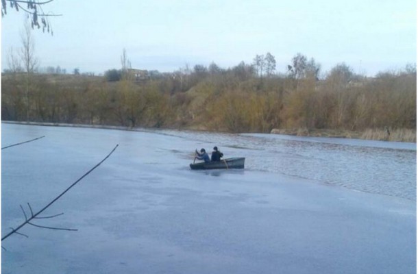 У Житомирській області поліція і пожежники врятували двох школярів, які опинилися серед річки на човні без весел У Житомирській області поліція і пожежники врятували двох школярів, які опинилися серед річки на човні без весел