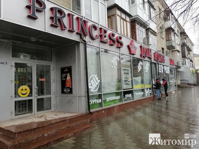 На Театральній в Житомирі невідомі стріляли по вітринах магазину. ФОТО 