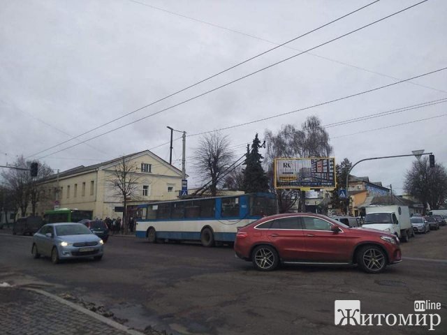У Житомирі на перехресті не працюють світлофори. ФОТО