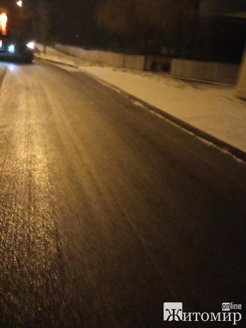 Аби попередити утворення льодової кірки на дорогах у Житомирській області працювало більше 30 одиниць техніки. ФОТО